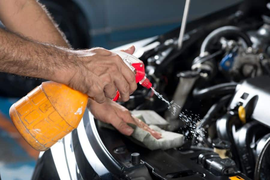 cara membersihkan mesin mobil​