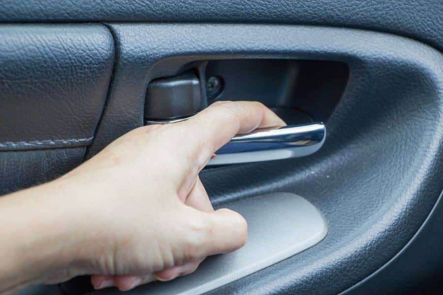 pintu mobil tidak bisa dibuka dari dalam