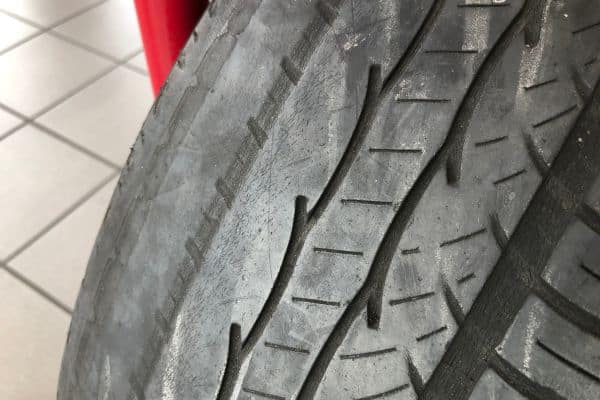 keausan ban ditunjukkan oleh