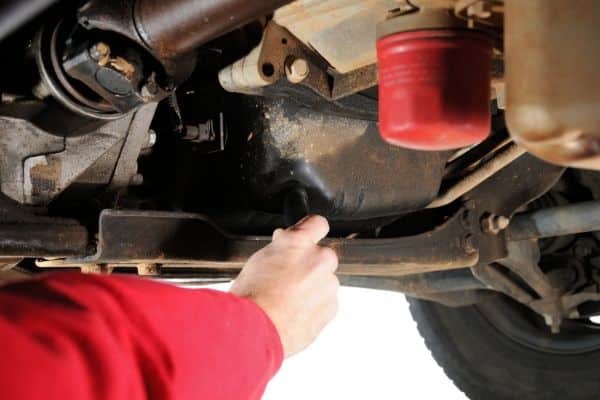 biaya perbaikan oli mesin mobil rembes