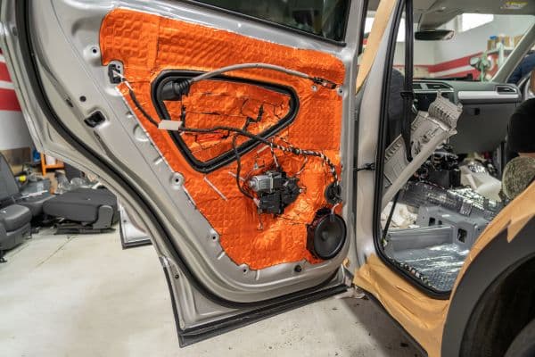 peredam suara mobil