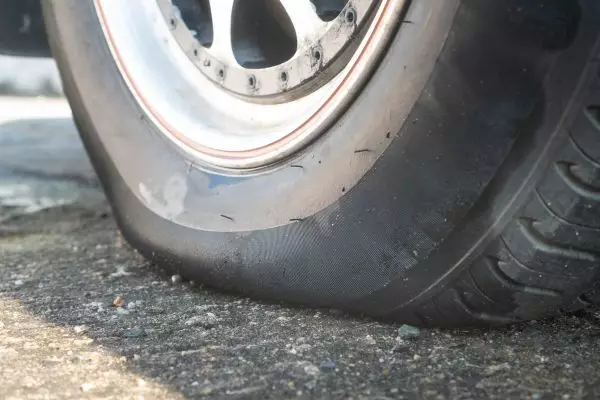 bahaya ban mobil botak