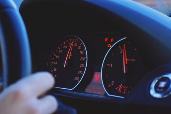 biaya perbaikan mika speedometer mobil