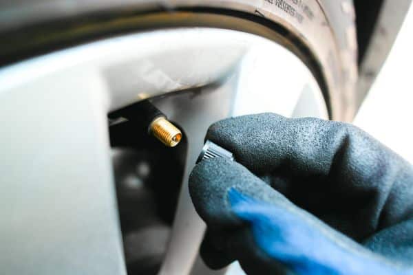 penyebab ban tubeless sering kempes