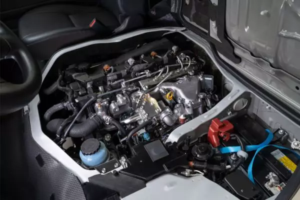 perbedaan elf dan hiace