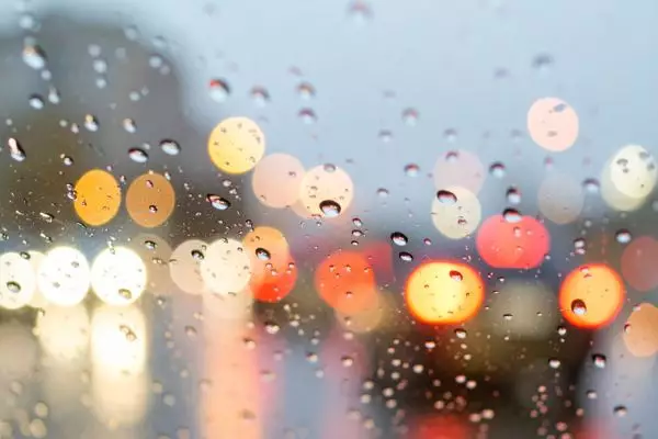 cara menghilangkan embun di kaca mobil