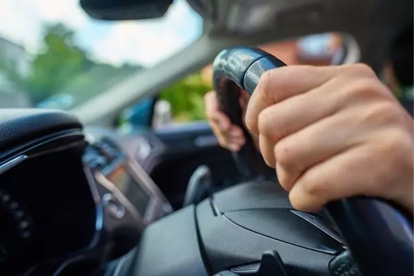 setir mobil miring saat jalan lurus