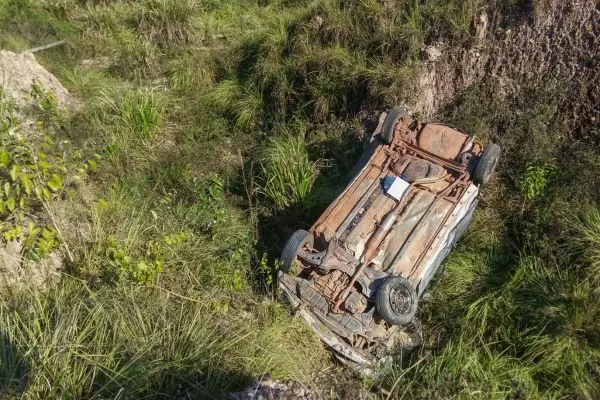 derek mobil masuk jurang