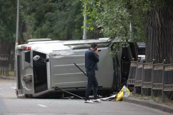 derek mobil terbalik