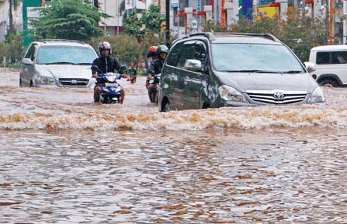 banjir mobil