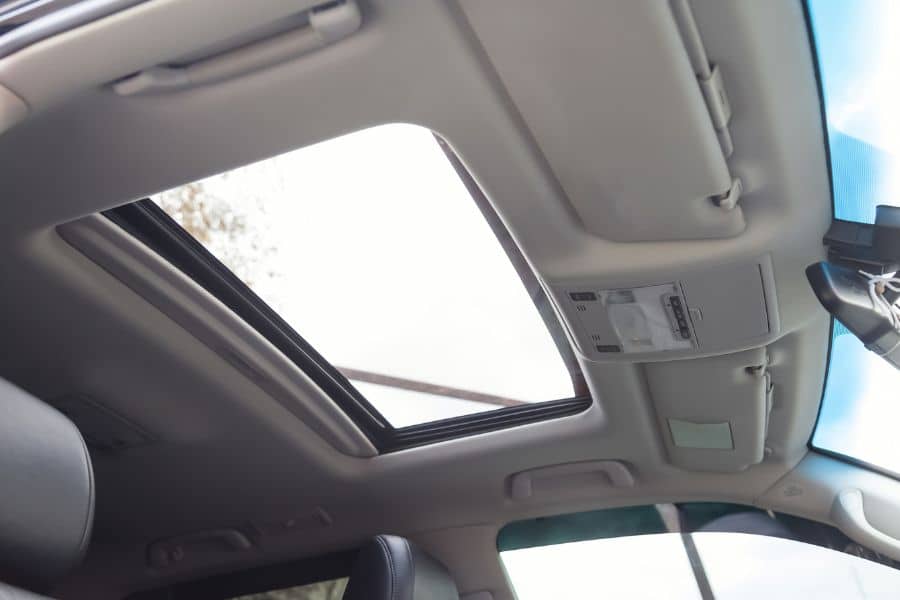 penyebab kaca sunroof mobil bocor