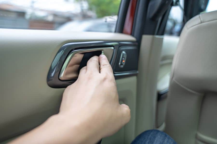 pintu mobil tidak bisa dibuka dari dalam